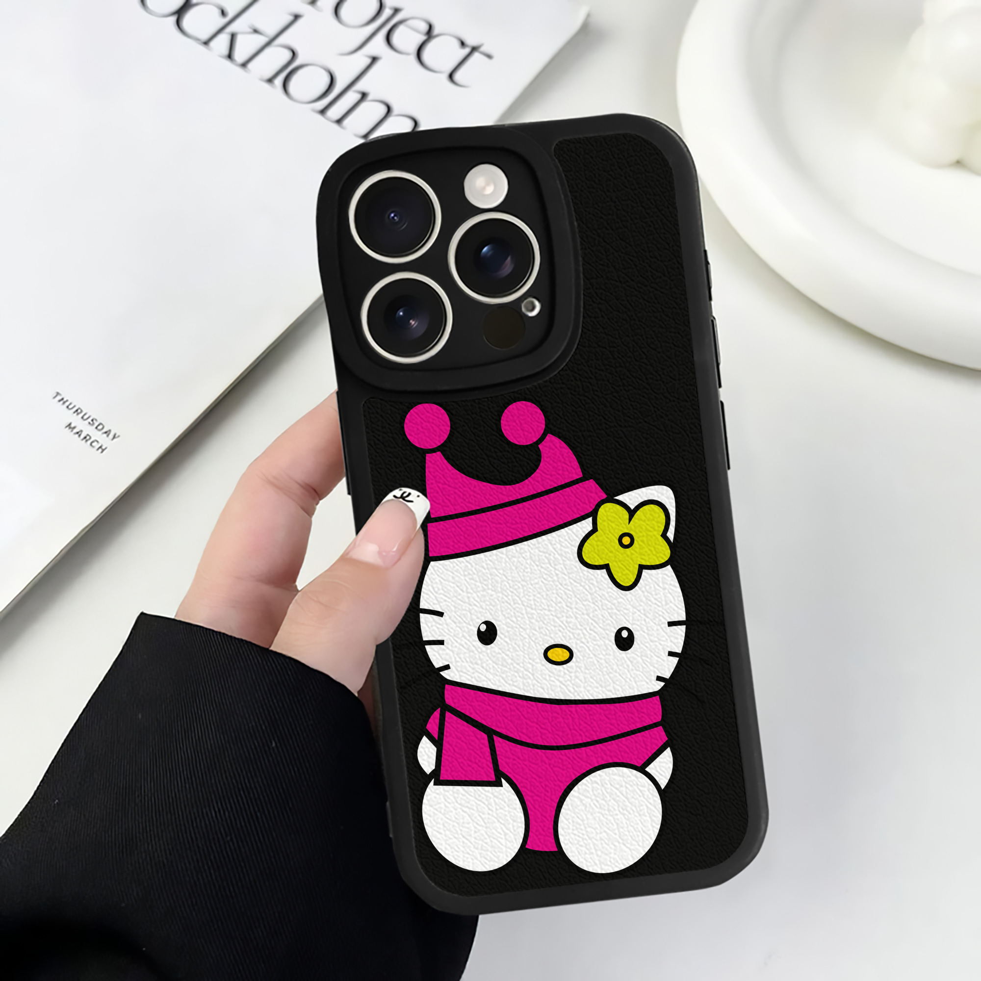 （画像用） Hello Kitty ハローキティ 【iPhone 16シリーズ対応】シリコンスマホケース（レザー調） 材質：シリコン